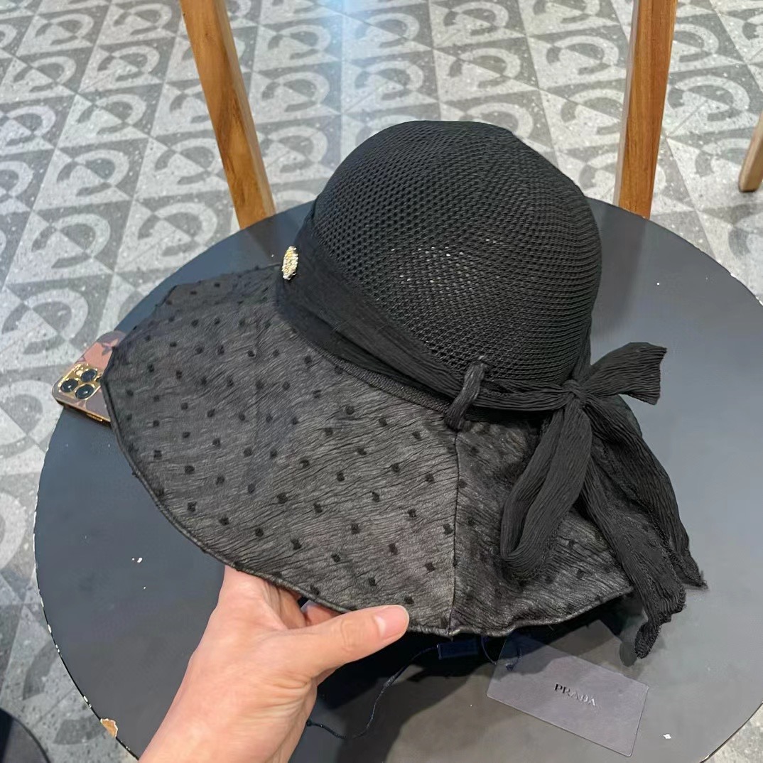 【PRADA普拉达】春夏款大沿蝴蝶结遮阳渔夫帽🌈
遮阳～更有质感的一款