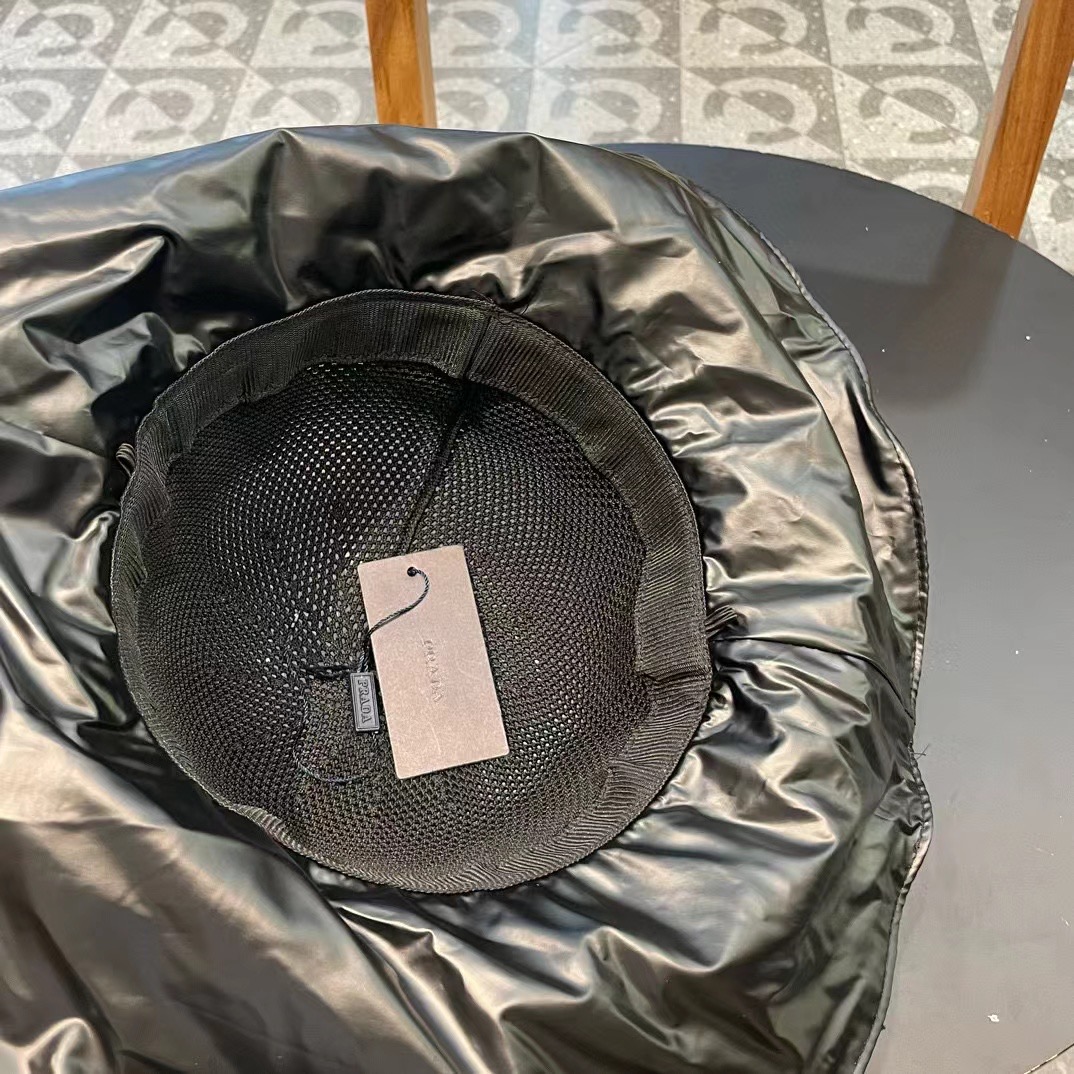 【PRADA普拉达】春夏款大沿蝴蝶结遮阳渔夫帽🌈
遮阳～更有质感的一款