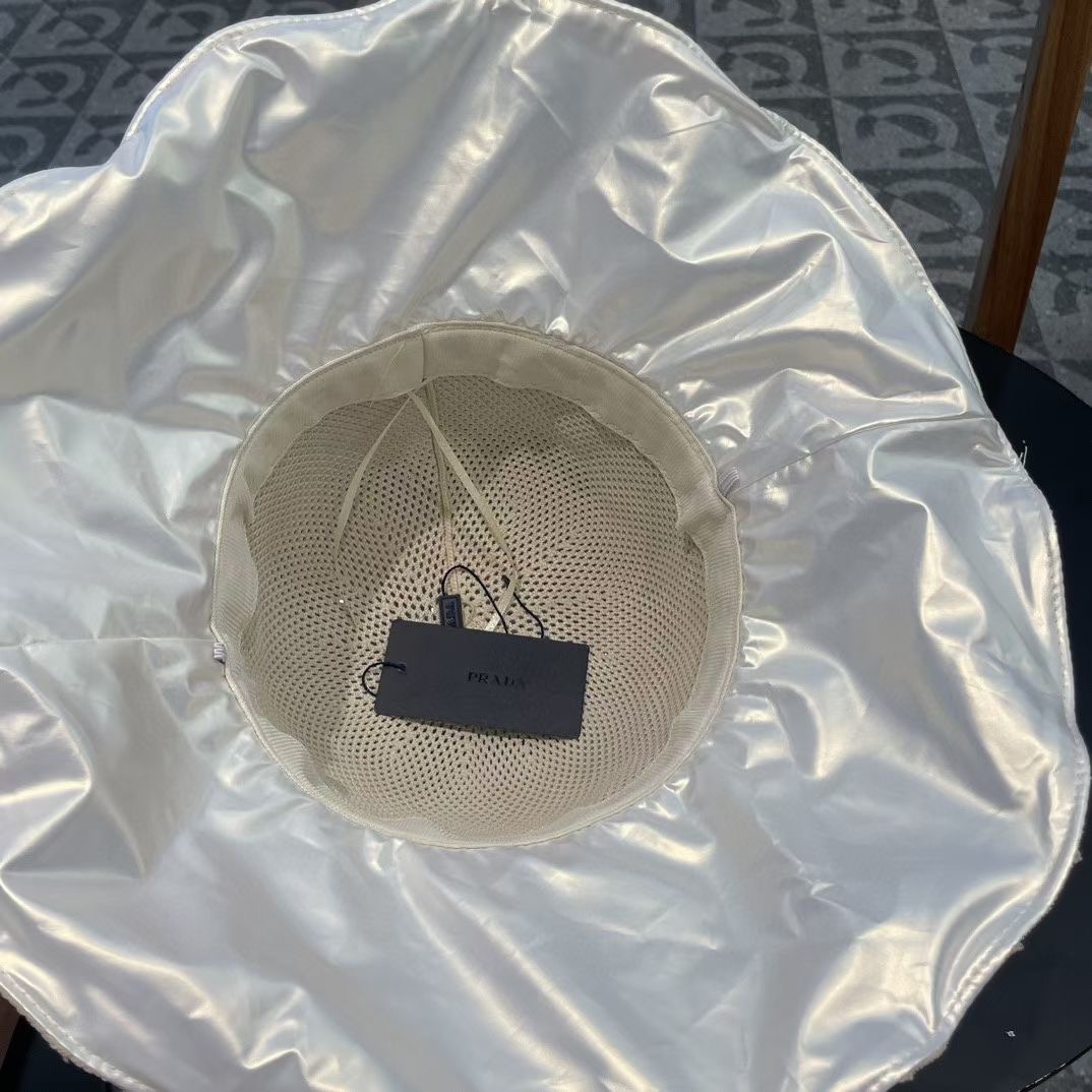 【PRADA普拉达】春夏款大沿蝴蝶结遮阳渔夫帽🌈
遮阳～更有质感的一款