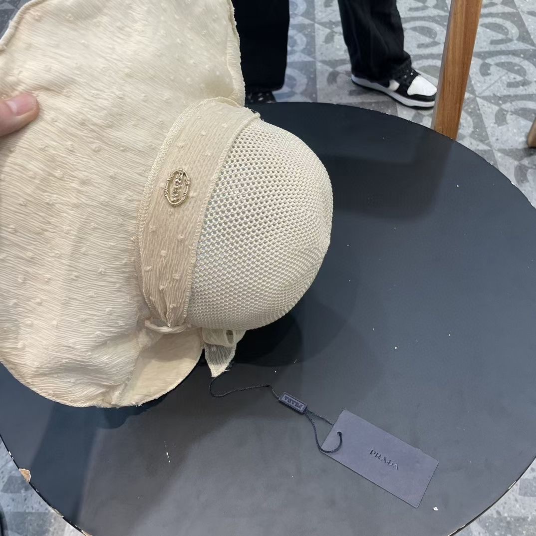 【PRADA普拉达】春夏款大沿蝴蝶结遮阳渔夫帽🌈
遮阳～更有质感的一款
