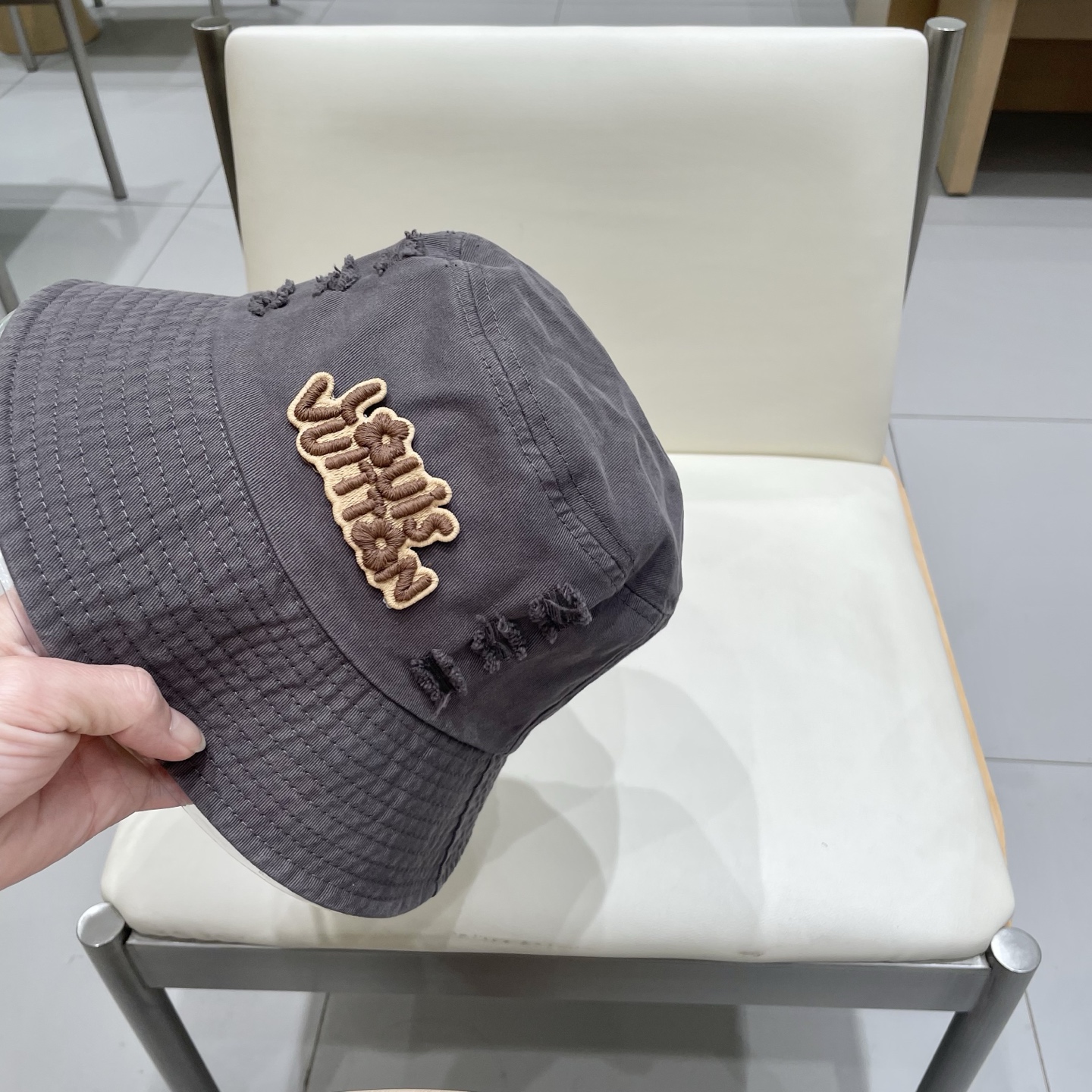  LV渔夫帽新款路易威登蝴蝶结渔夫帽🧢 火爆出货，百搭单品🥰随便搭配都很好看 质量超赞👍 时尚百搭