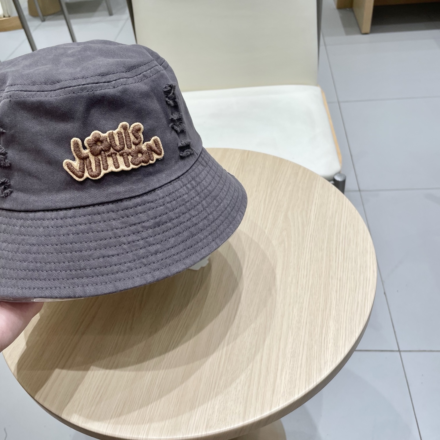  LV渔夫帽新款路易威登蝴蝶结渔夫帽🧢 火爆出货，百搭单品🥰随便搭配都很好看 质量超赞👍 时尚百搭