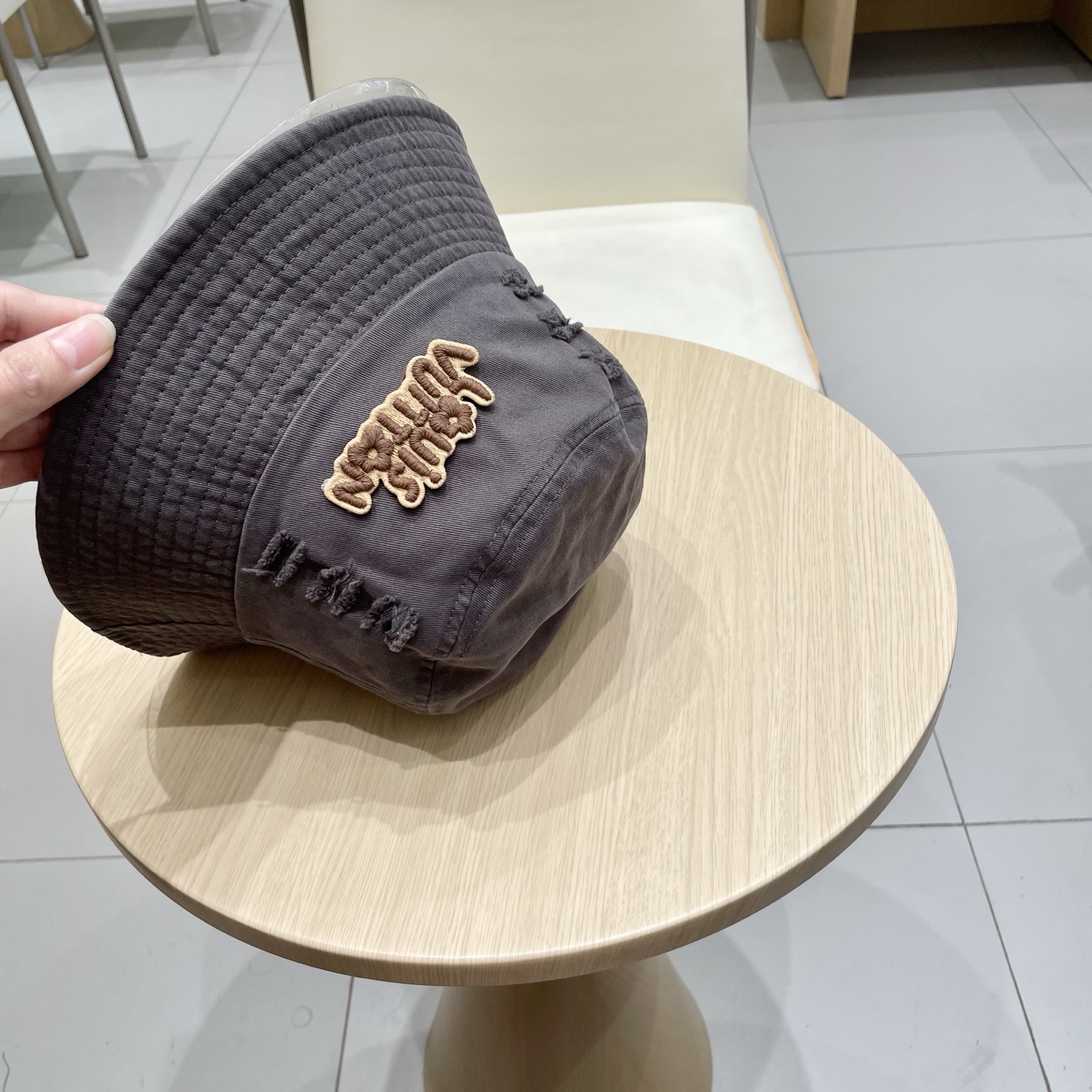  LV渔夫帽新款路易威登蝴蝶结渔夫帽🧢 火爆出货，百搭单品🥰随便搭配都很好看 质量超赞👍 时尚百搭