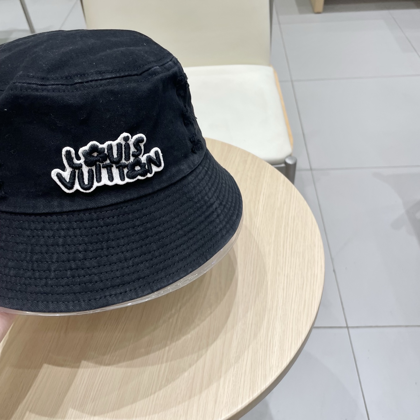  LV渔夫帽新款路易威登蝴蝶结渔夫帽🧢 火爆出货，百搭单品🥰随便搭配都很好看 质量超赞👍 时尚百搭