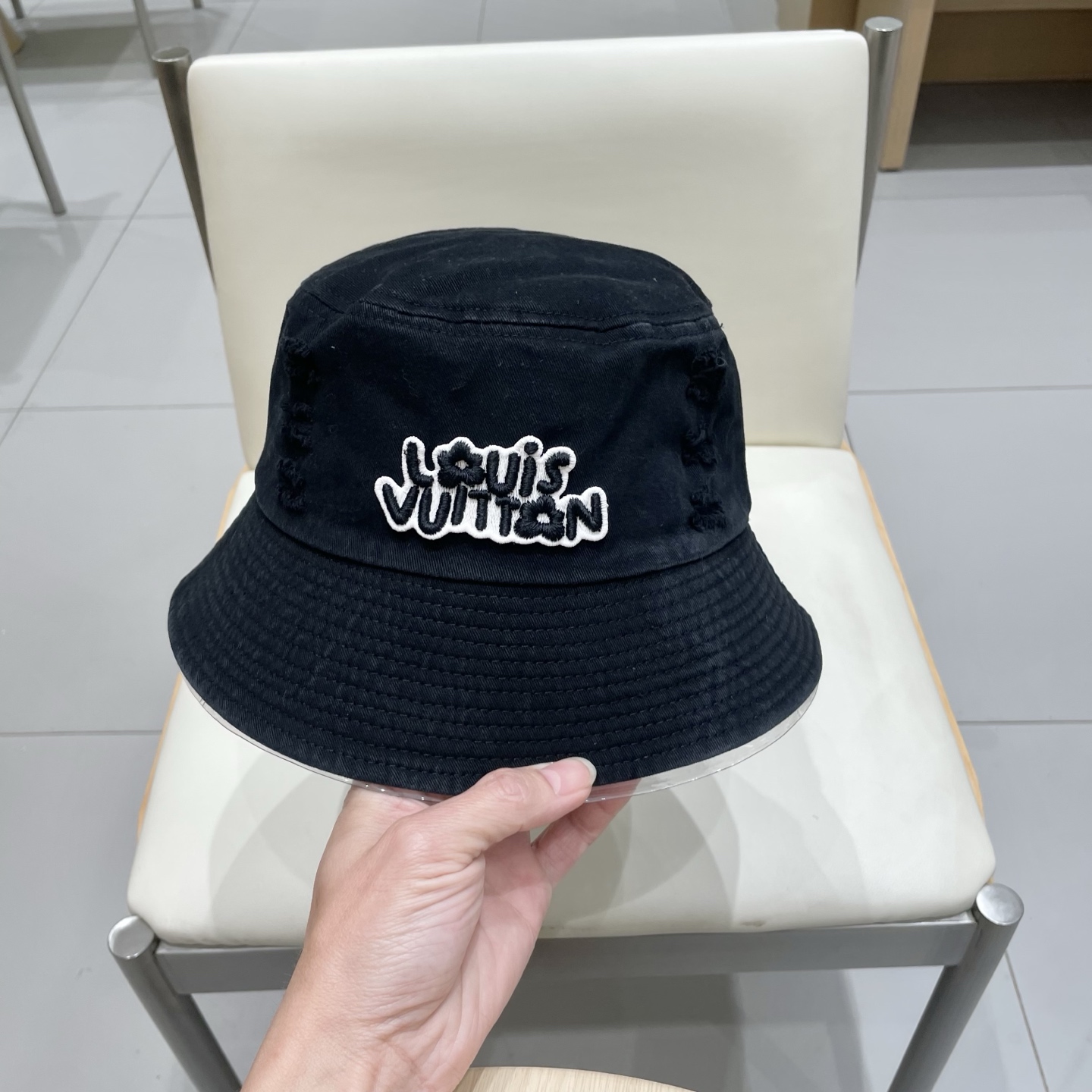  LV渔夫帽新款路易威登蝴蝶结渔夫帽🧢 火爆出货，百搭单品🥰随便搭配都很好看 质量超赞👍 时尚百搭