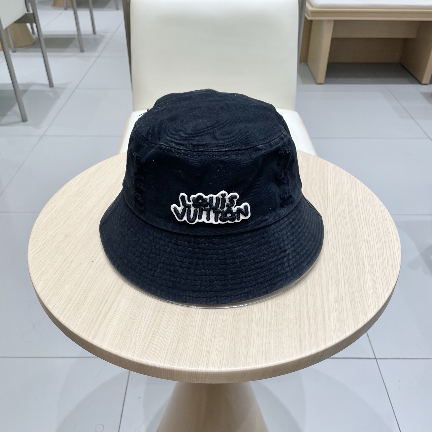  LV渔夫帽新款路易威登蝴蝶结渔夫帽🧢 火爆出货，百搭单品🥰随便搭配都很好看 质量超赞👍 时尚百搭
