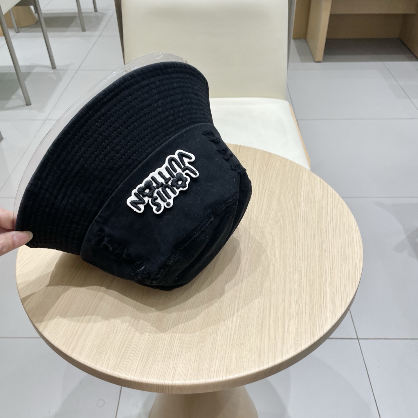  LV渔夫帽新款路易威登蝴蝶结渔夫帽🧢 火爆出货，百搭单品🥰随便搭配都很好看 质量超赞👍 时尚百搭