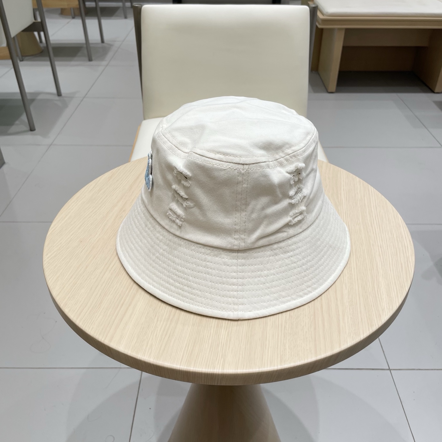  LV渔夫帽新款路易威登蝴蝶结渔夫帽🧢 火爆出货，百搭单品🥰随便搭配都很好看 质量超赞👍 时尚百搭