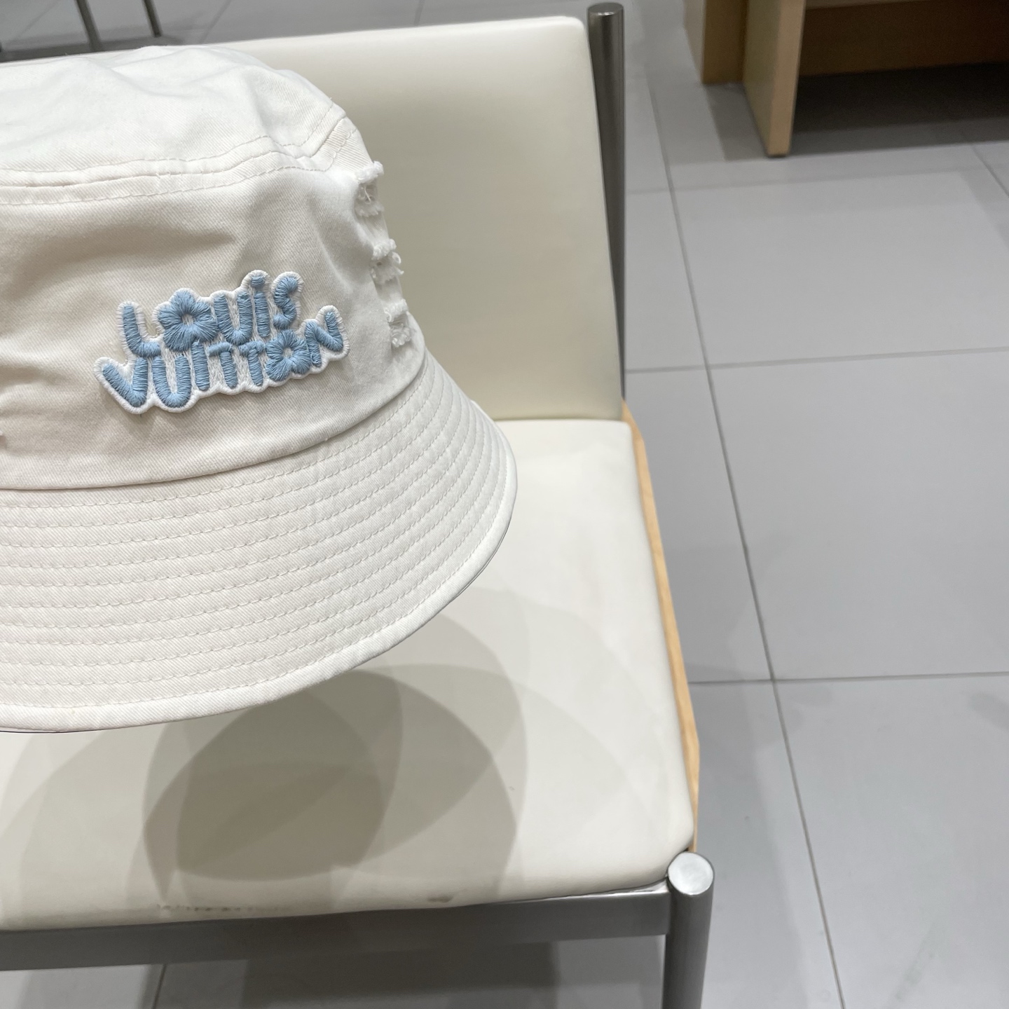  LV渔夫帽新款路易威登蝴蝶结渔夫帽🧢 火爆出货，百搭单品🥰随便搭配都很好看 质量超赞👍 时尚百搭