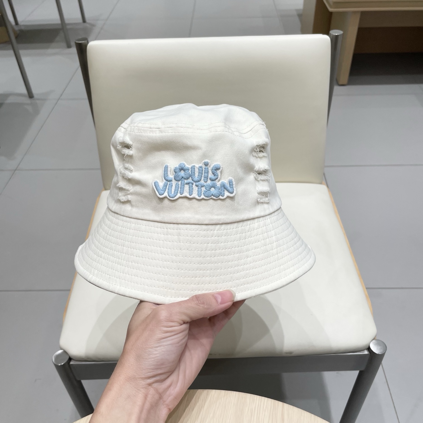  LV渔夫帽新款路易威登蝴蝶结渔夫帽🧢 火爆出货，百搭单品🥰随便搭配都很好看 质量超赞👍 时尚百搭