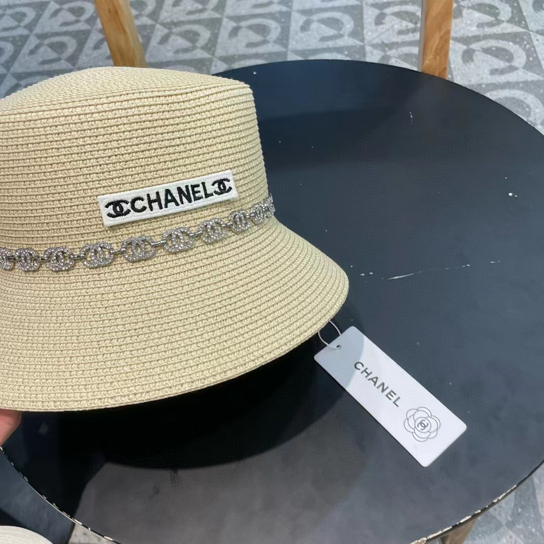  【CHANEL香奈儿】2025新款山茶花珍珠链条编织平顶草帽，出街必备超好搭配，赶紧入手！