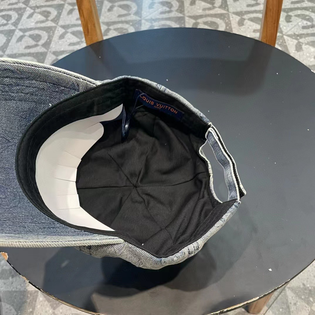   LV路易威登官网同步高版本 新款牛仔棒球帽
火爆技术升级，洗水牛仔风街头风十足
更符合现在时尚小哥哥