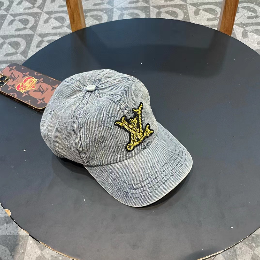   LV路易威登官网同步高版本 新款牛仔棒球帽
火爆技术升级，洗水牛仔风街头风十足
更符合现在时尚小哥哥