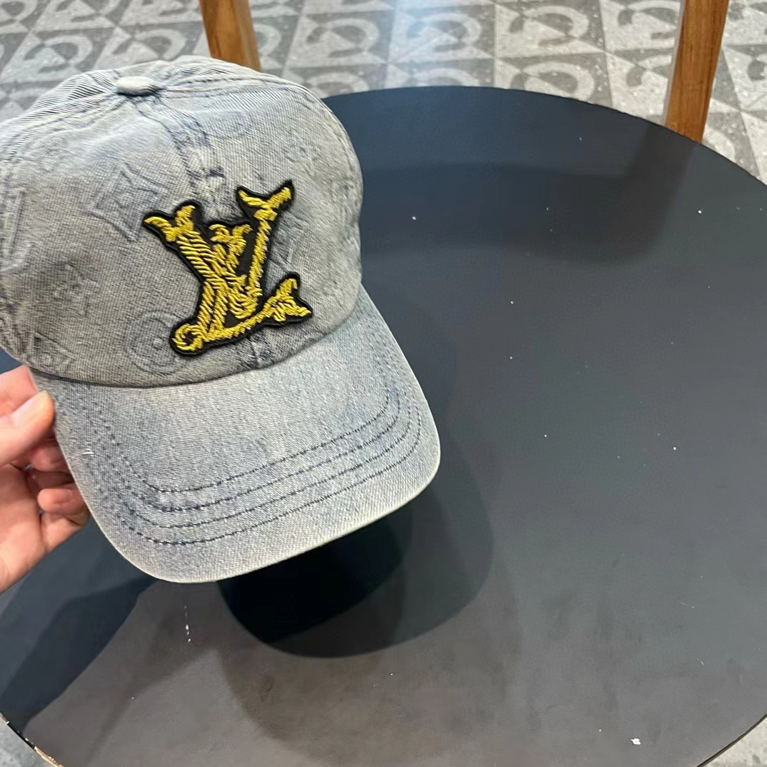   LV路易威登官网同步高版本 新款牛仔棒球帽
火爆技术升级，洗水牛仔风街头风十足
更符合现在时尚小哥哥