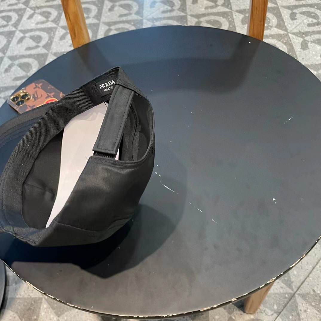  普拉达Prada 经典三角标棒球帽🧢万能必留款 戴一万年都好看 日常刚需 颜色完美 帽型正点 简直谁戴