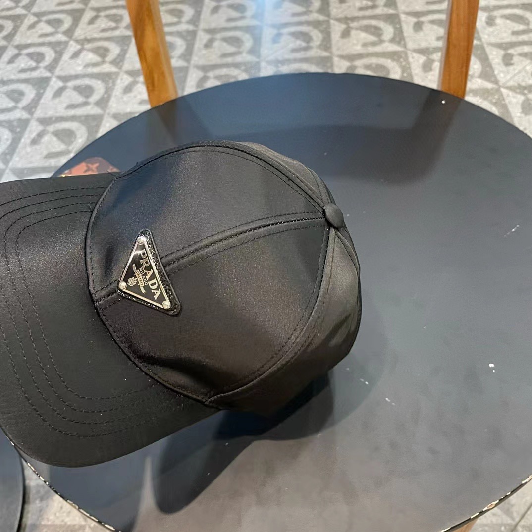  普拉达Prada 经典三角标棒球帽🧢万能必留款 戴一万年都好看 日常刚需 颜色完美 帽型正点 简直谁戴