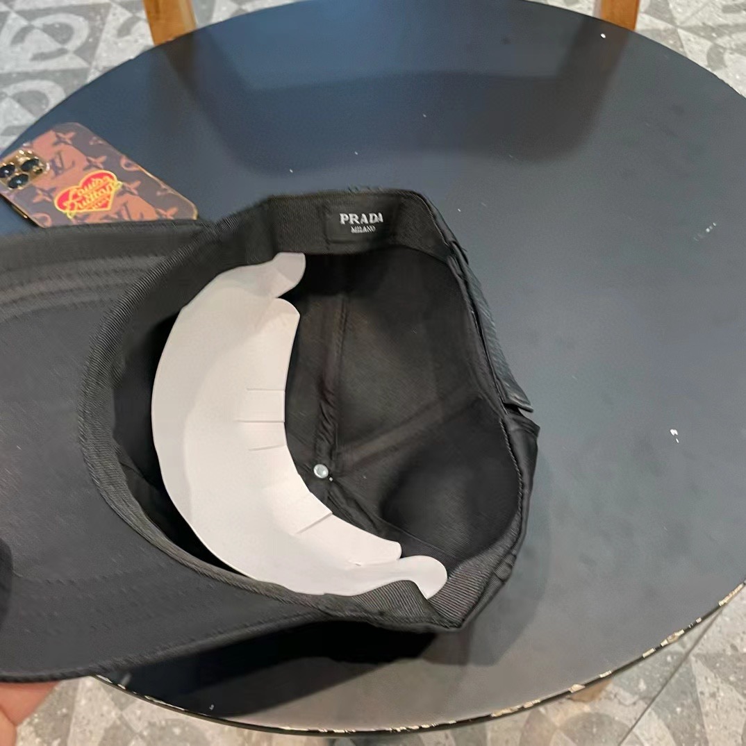  普拉达Prada 经典三角标棒球帽🧢万能必留款 戴一万年都好看 日常刚需 颜色完美 帽型正点 简直谁戴