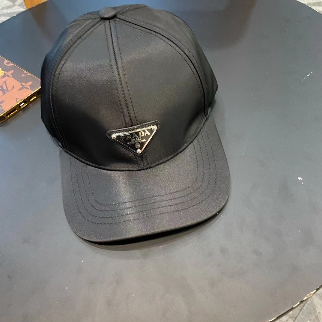  普拉达Prada 经典三角标棒球帽🧢万能必留款 戴一万年都好看 日常刚需 颜色完美 帽型正点 简直谁戴