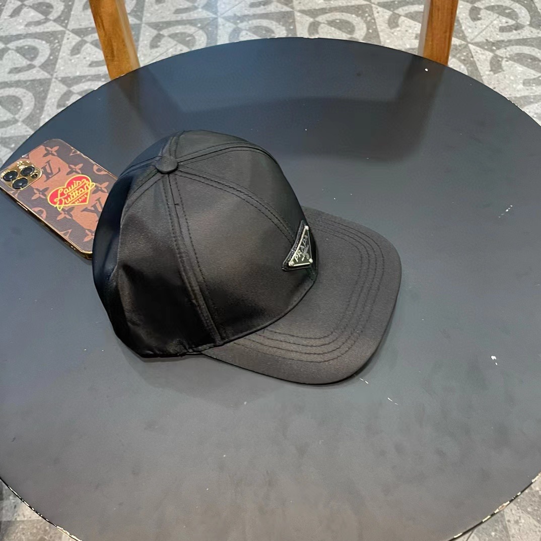  普拉达Prada 经典三角标棒球帽🧢万能必留款 戴一万年都好看 日常刚需 颜色完美 帽型正点 简直谁戴