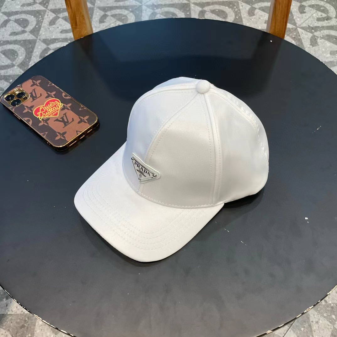  普拉达Prada 经典三角标棒球帽🧢万能必留款 戴一万年都好看 日常刚需 颜色完美 帽型正点 简直谁戴