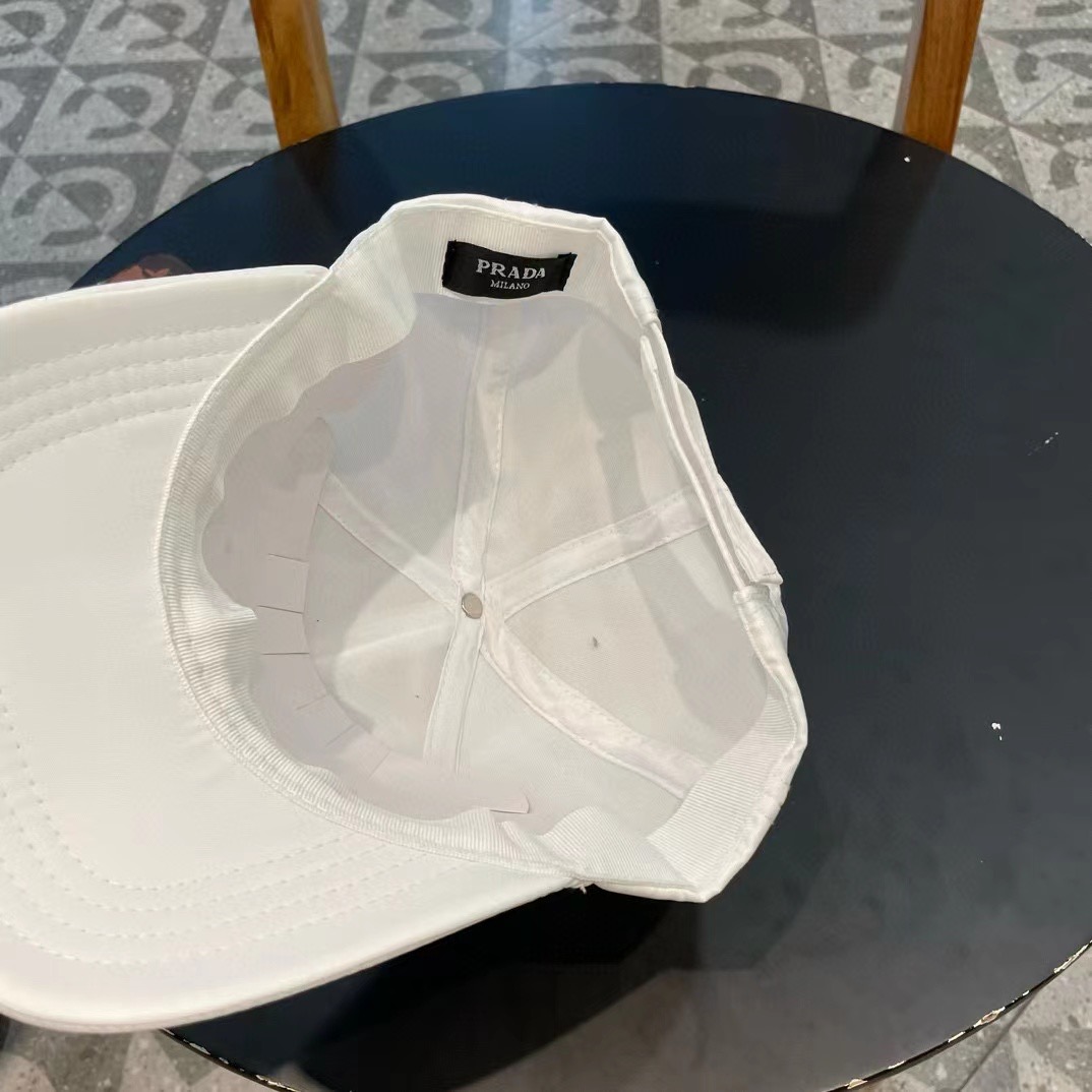  普拉达Prada 经典三角标棒球帽🧢万能必留款 戴一万年都好看 日常刚需 颜色完美 帽型正点 简直谁戴
