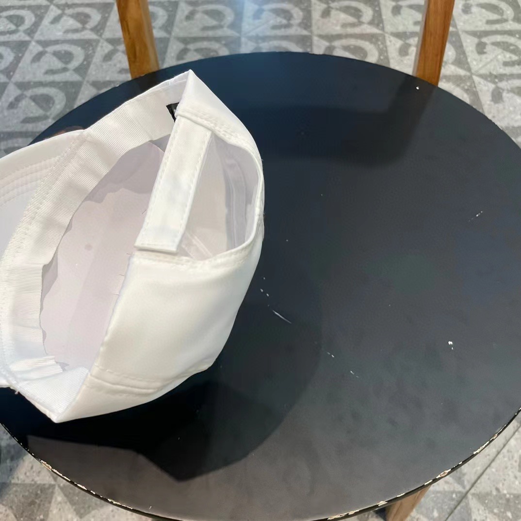  普拉达Prada 经典三角标棒球帽🧢万能必留款 戴一万年都好看 日常刚需 颜色完美 帽型正点 简直谁戴