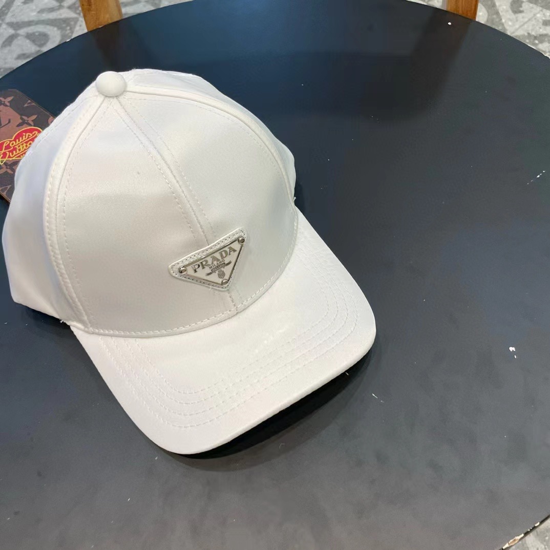  普拉达Prada 经典三角标棒球帽🧢万能必留款 戴一万年都好看 日常刚需 颜色完美 帽型正点 简直谁戴