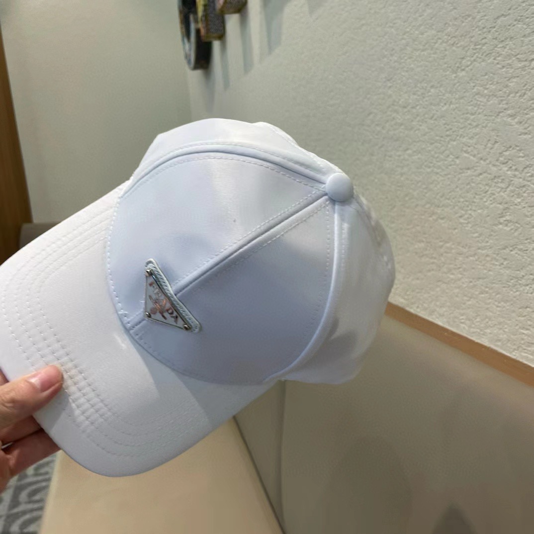  普拉达Prada 经典三角标棒球帽🧢万能必留款 戴一万年都好看 日常刚需 颜色完美 帽型正点 简直谁戴