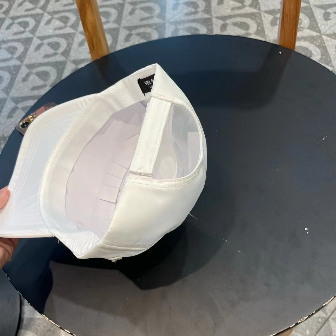  普拉达Prada 经典三角标棒球帽🧢万能必留款 戴一万年都好看 日常刚需 颜色完美 帽型正点 简直谁戴