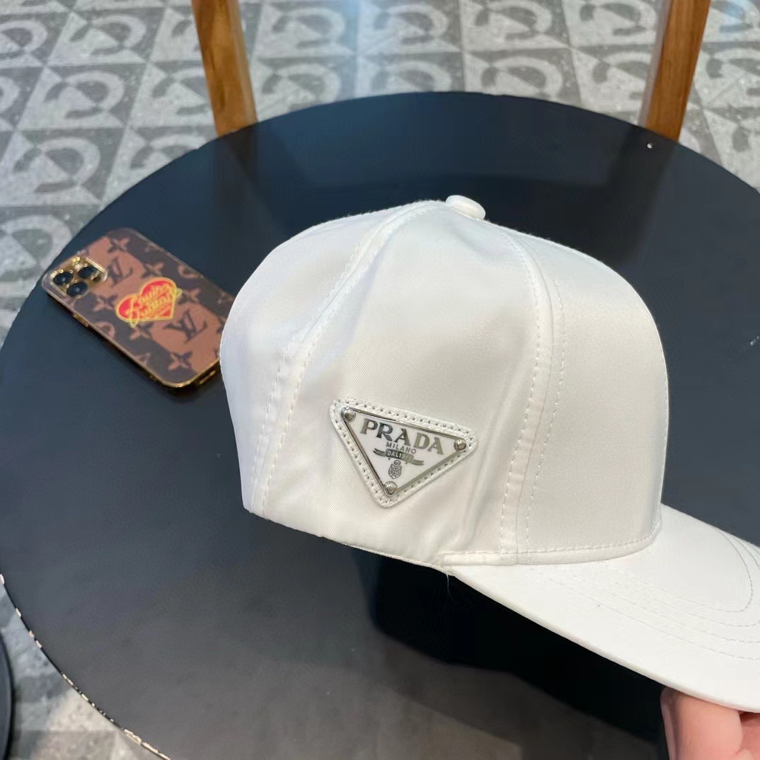  普拉达Prada 经典三角标棒球帽🧢万能必留款 戴一万年都好看 日常刚需 颜色完美 帽型正点 简直谁戴