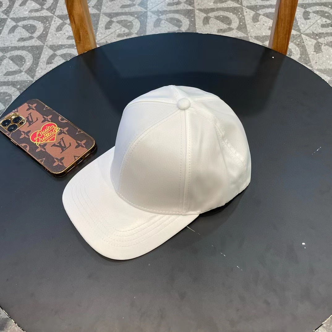  普拉达Prada 经典三角标棒球帽🧢万能必留款 戴一万年都好看 日常刚需 颜色完美 帽型正点 简直谁戴