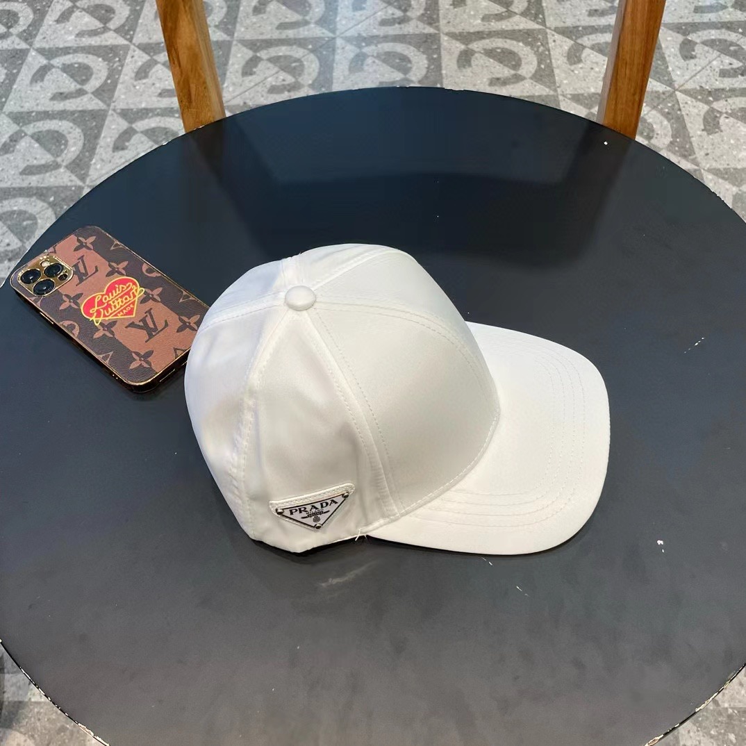  普拉达Prada 经典三角标棒球帽🧢万能必留款 戴一万年都好看 日常刚需 颜色完美 帽型正点 简直谁戴