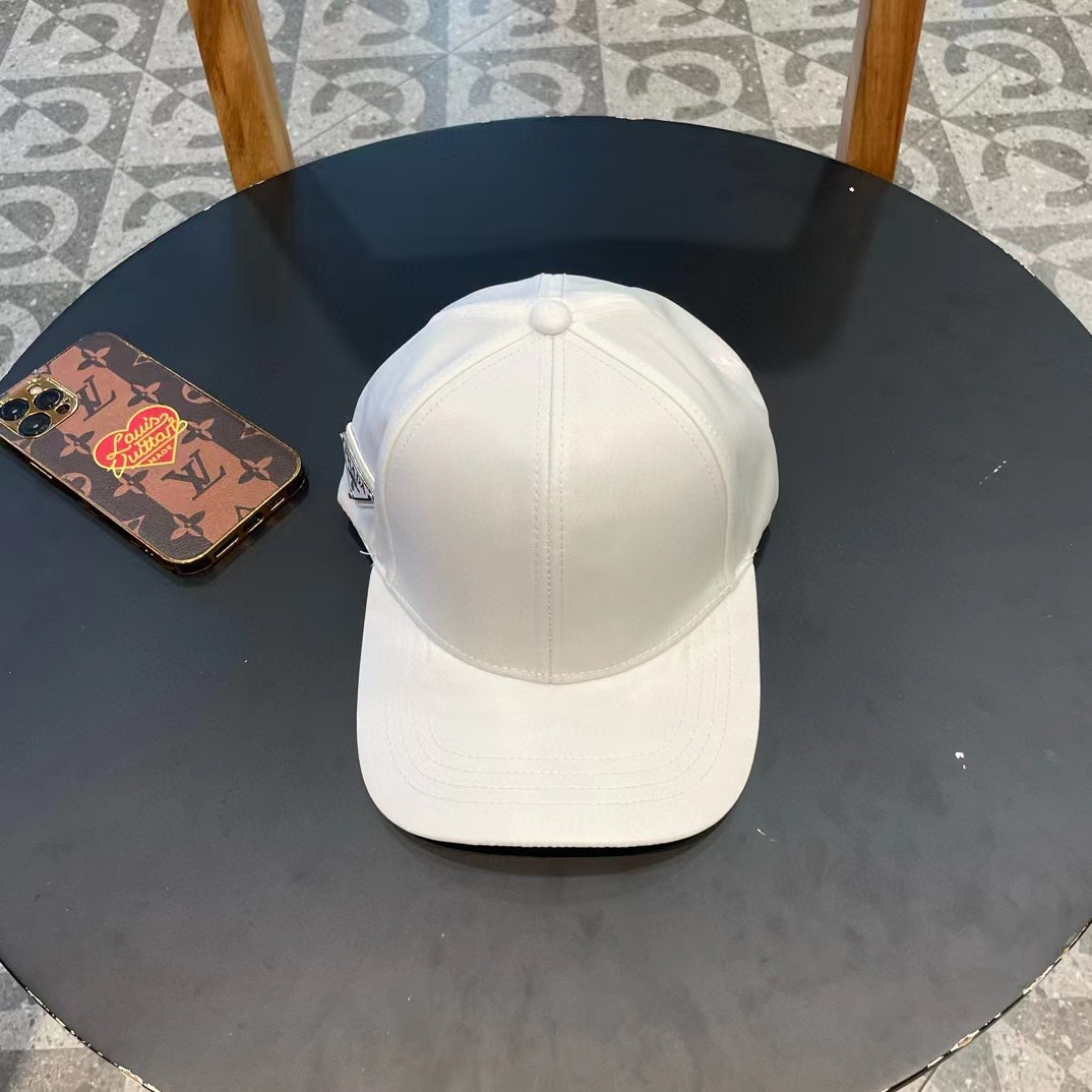  普拉达Prada 经典三角标棒球帽🧢万能必留款 戴一万年都好看 日常刚需 颜色完美 帽型正点 简直谁戴