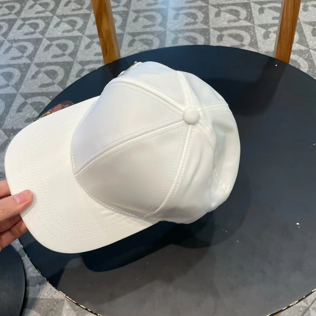  普拉达Prada 经典三角标棒球帽🧢万能必留款 戴一万年都好看 日常刚需 颜色完美 帽型正点 简直谁戴