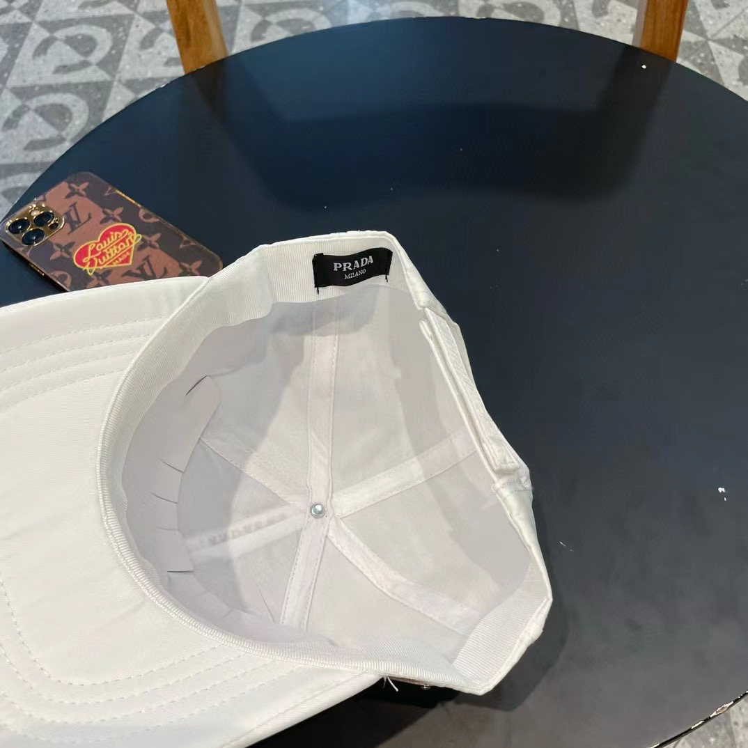  普拉达Prada 经典三角标棒球帽🧢万能必留款 戴一万年都好看 日常刚需 颜色完美 帽型正点 简直谁戴