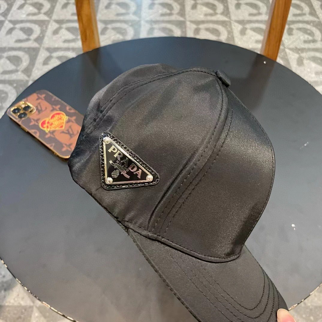  普拉达Prada 经典三角标棒球帽🧢万能必留款 戴一万年都好看 日常刚需 颜色完美 帽型正点 简直谁戴
