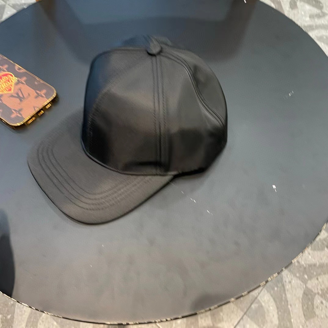  普拉达Prada 经典三角标棒球帽🧢万能必留款 戴一万年都好看 日常刚需 颜色完美 帽型正点 简直谁戴
