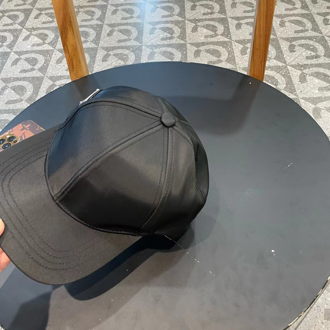  普拉达Prada 经典三角标棒球帽🧢万能必留款 戴一万年都好看 日常刚需 颜色完美 帽型正点 简直谁戴