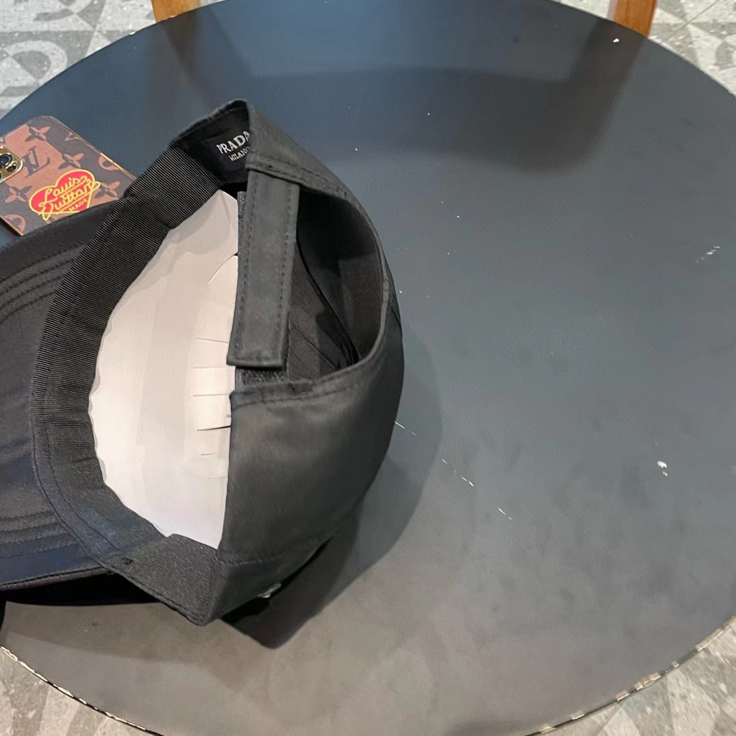  普拉达Prada 经典三角标棒球帽🧢万能必留款 戴一万年都好看 日常刚需 颜色完美 帽型正点 简直谁戴