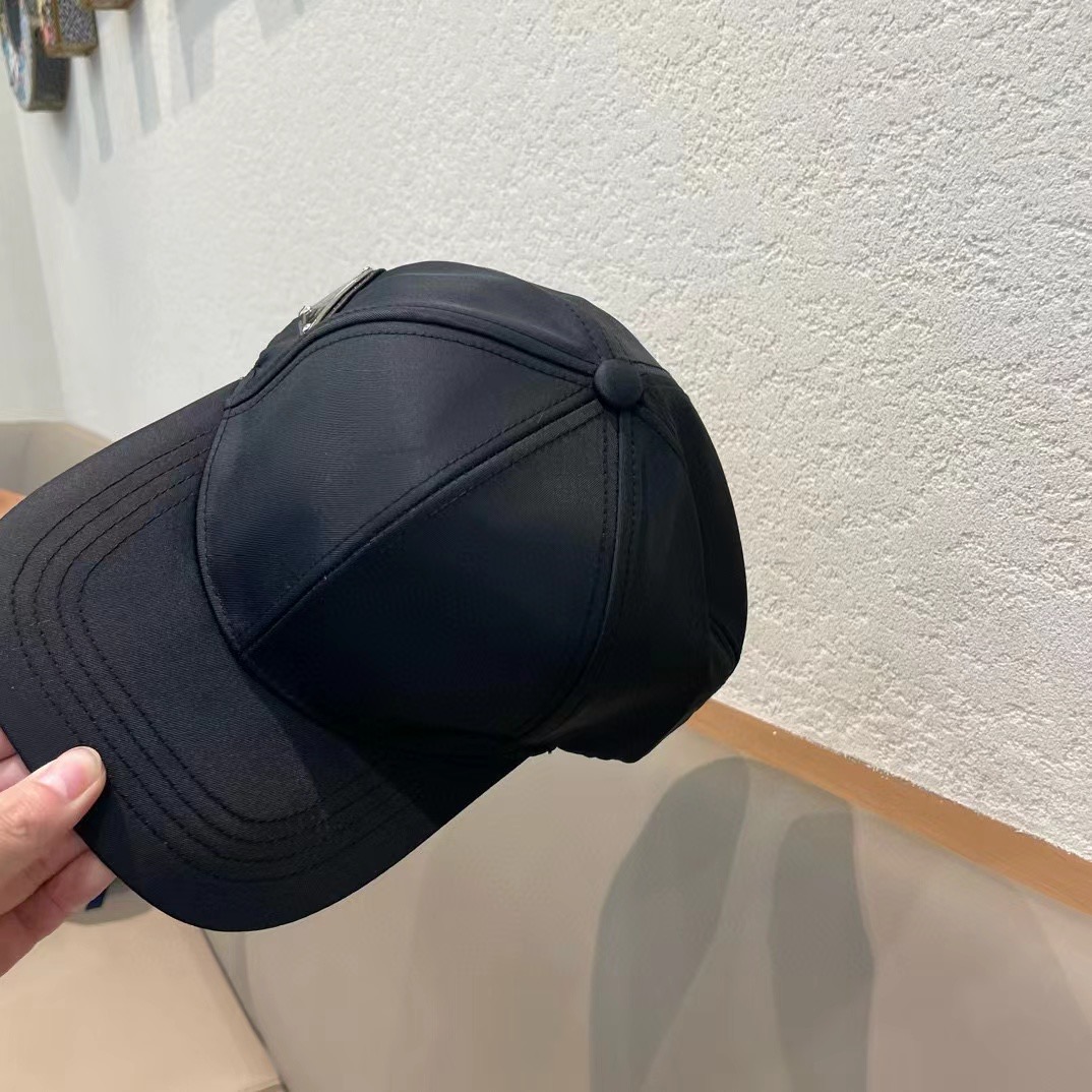  普拉达Prada 经典三角标棒球帽🧢万能必留款 戴一万年都好看 日常刚需 颜色完美 帽型正点 简直谁戴
