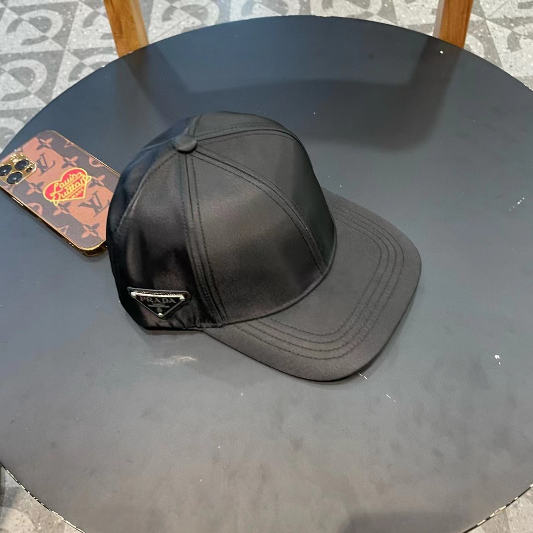  普拉达Prada 经典三角标棒球帽🧢万能必留款 戴一万年都好看 日常刚需 颜色完美 帽型正点 简直谁戴