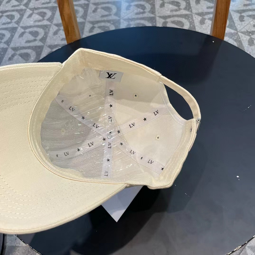  路易威登棒球帽LouisVuitton🧢  
LV棒球帽，简约大气，经典老花，男女用