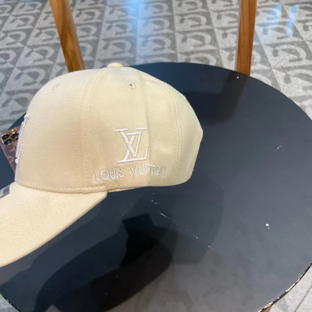  路易威登棒球帽LouisVuitton🧢  
LV棒球帽，简约大气，经典老花，男女用