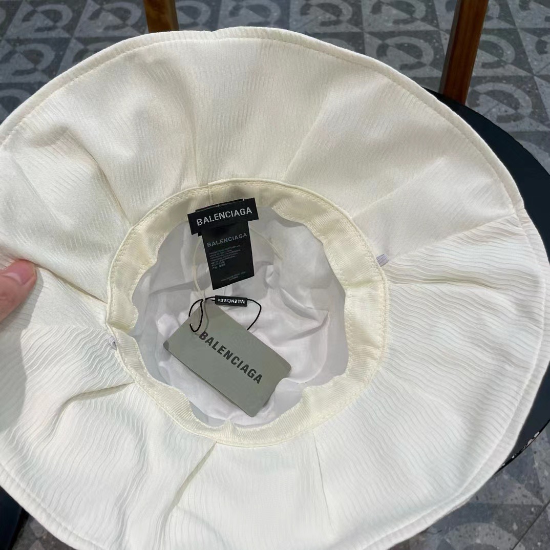  巴黎世家新款洗水牛仔渔夫🛒
牛仔渔夫帽真的是百搭单品！随意搭都有范儿～
简直是不想洗头星人的快乐🙂