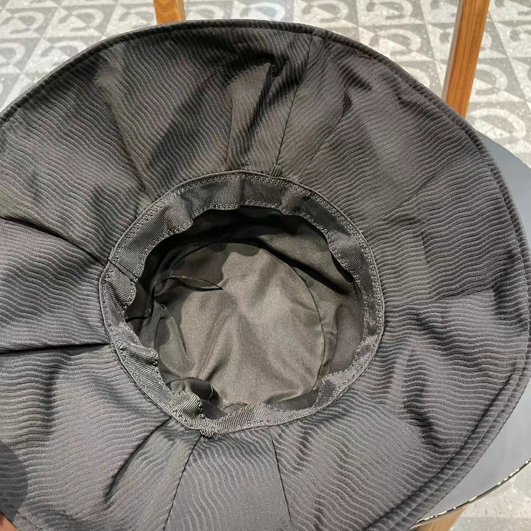  巴黎世家新款洗水牛仔渔夫🛒
牛仔渔夫帽真的是百搭单品！随意搭都有范儿～
简直是不想洗头星人的快乐🙂