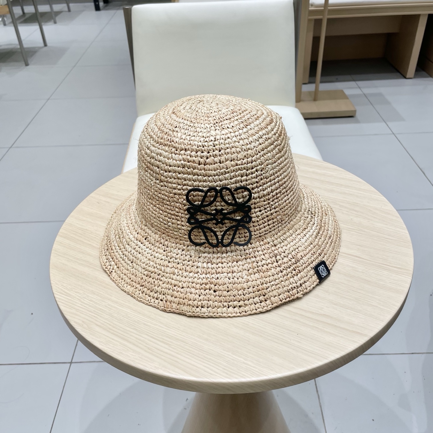 NO:221791,Loewe's new spring and summer straw woven hat [Upgraded version of Heavy Industry upgrade this year is made of imported fine lafite grass. Treasures who have bought Lafite straw hats should know that the thinner the material, the more expensive it is.] Imported Lafite straw hats are cowhide leather iconic logo design, surrounded by leather rope. It is very modified. The face shape becomes smaller in minutes. The shape is very nice. The braided texture of this hat style is particularly high-end, and the texture of the material is very good. The hat shape makes the face look small!  Delicate and not exaggerated, everyday costumes are OK!  Every fairy should have it｜Summer beach vacationers or daily sun protection, absolutely fashionable hats, fisherman hats, baseball hats, knit hats, hats, loewe, loewe, espadrilles, espadrilles, cowhide, hats19860909Loewe罗意威 春夏新品草编帽【升级版今年重工提升采用进口细小拉菲草 编织而成 , 买过拉菲草帽的宝们应该都知拉菲草材料越细成本就越贵.】 进口拉菲草草帽 牛皮皮革标志性logo设计 皮绳环绕 其间.很修饰脸型分分钟变小v脸,型很感赞,本帽款子的编织质感都别特显高级,,草料肌理感非常好. 帽型超级显脸小！秀气不夸张 日常装都ok！每个仙女都该拥有｜夏天沙滩度假者或日常防晒,绝对时是髦刚需品帽子渔夫帽棒球帽针织帽,帽子,loewe,loewe,espadrilles,espadrilles,cowhide,hats,hat