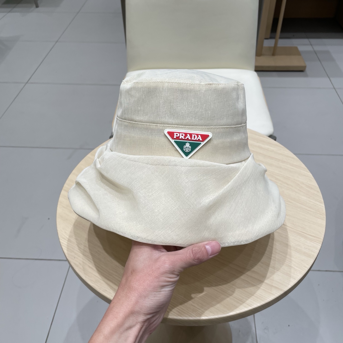 普拉达Prada褶皱云纱短檐渔夫帽子女夏季时尚气质逛街遮阳帽出游户外防晒盆帽