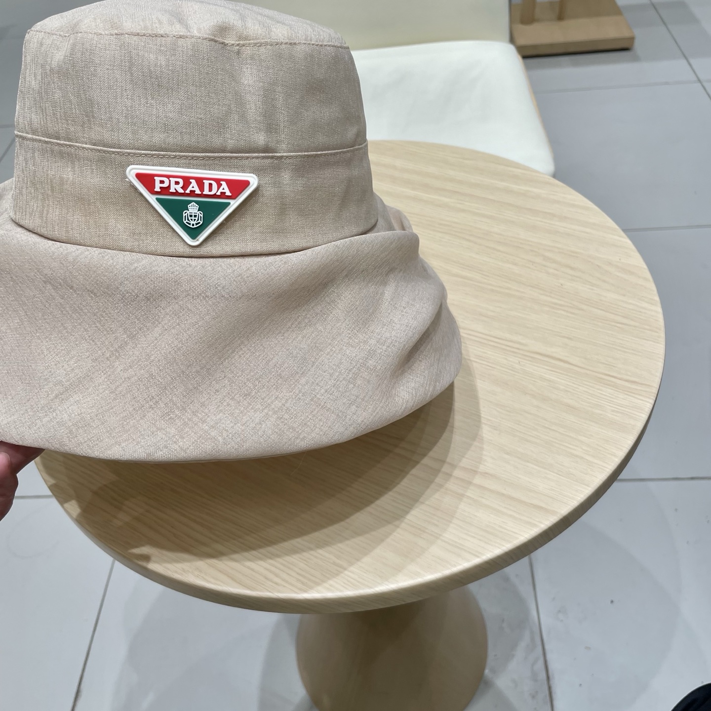 普拉达Prada褶皱云纱短檐渔夫帽子女夏季时尚气质逛街遮阳帽出游户外防晒盆帽