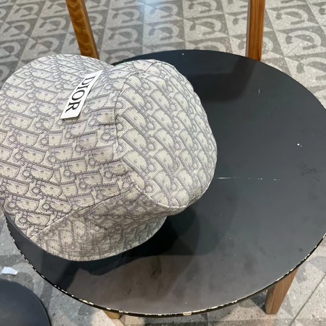 DIOR迪奥 🧢官网同步新款发布 D家渔夫帽，整个帽子质感超级好，上头效果很nice，萝莉御姐都可出众，