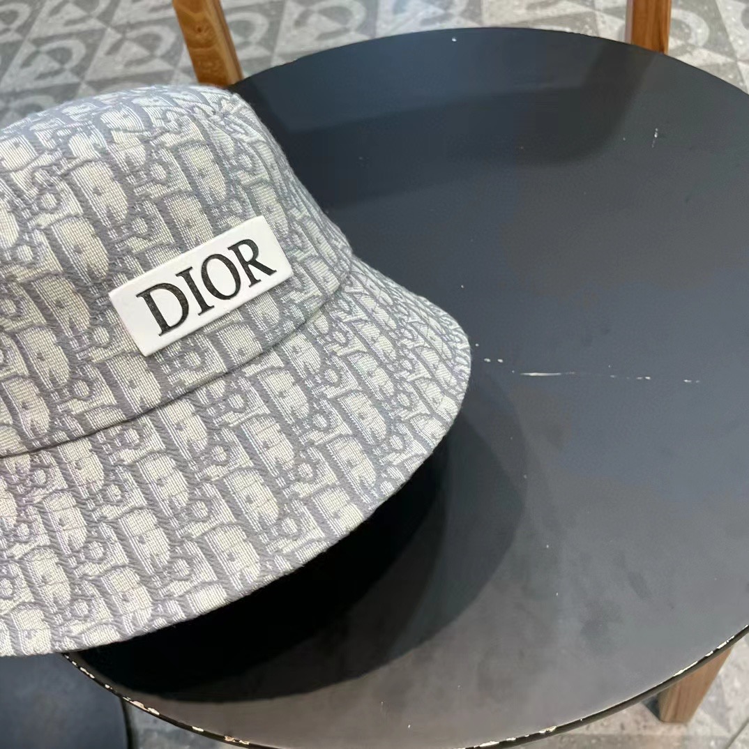 DIOR迪奥 🧢官网同步新款发布 D家渔夫帽，整个帽子质感超级好，上头效果很nice，萝莉御姐都可出众，